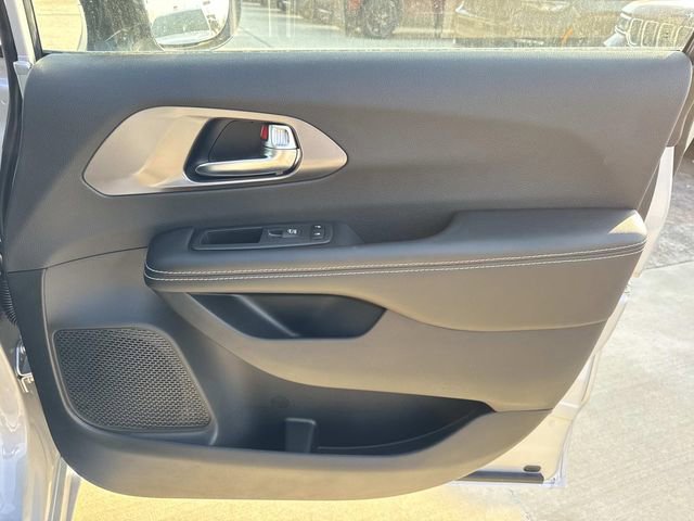 New 2026 Chrysler Pacifica Select image 15