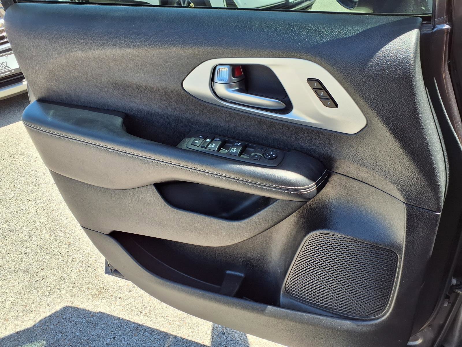 Used 2020 Chrysler Pacifica Touring-L Plus w/ S Appearance Package FWD image 18