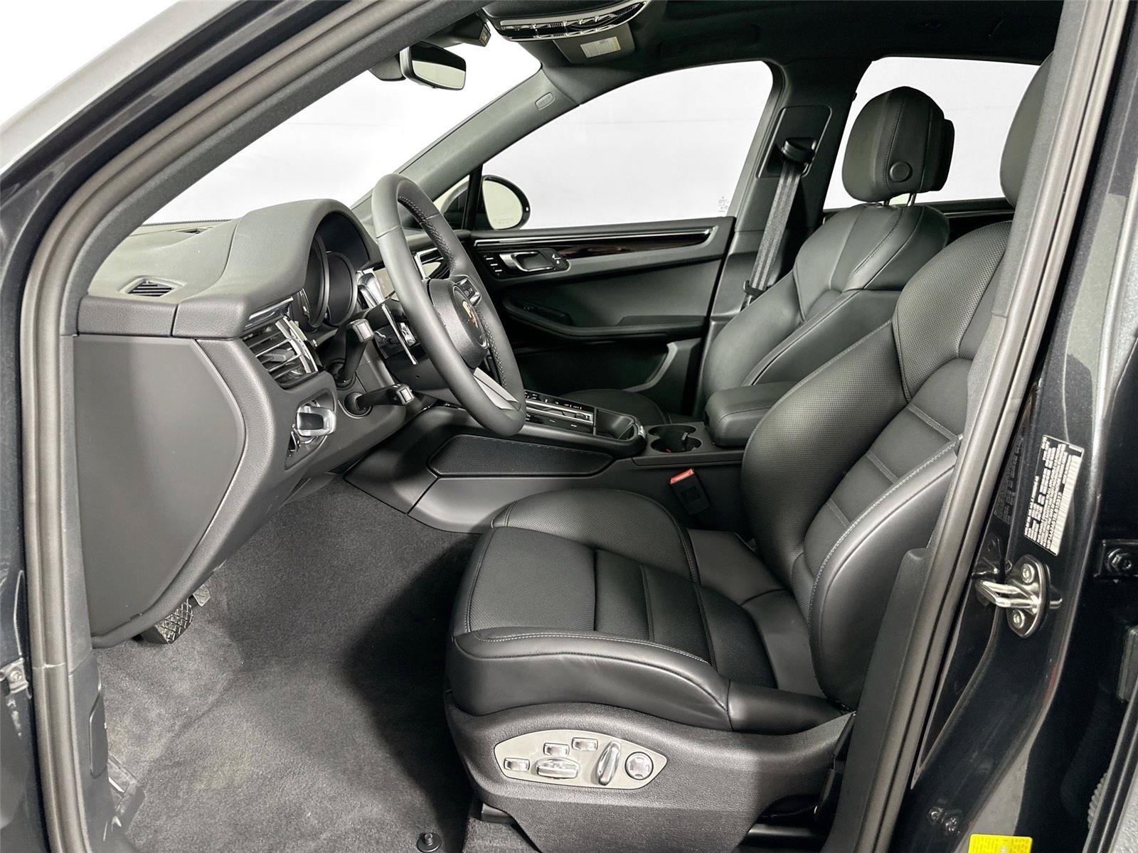 Certified 2025 Porsche Macan AWD/4WD image 5