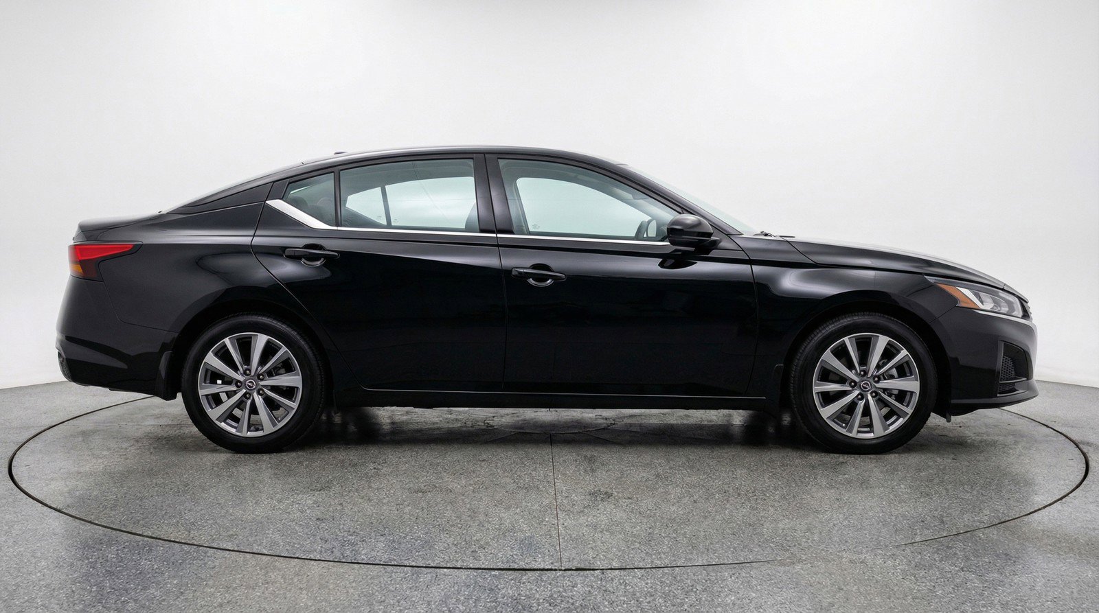 Used 2025 Nissan Altima 2.5 SV FWD image 11
