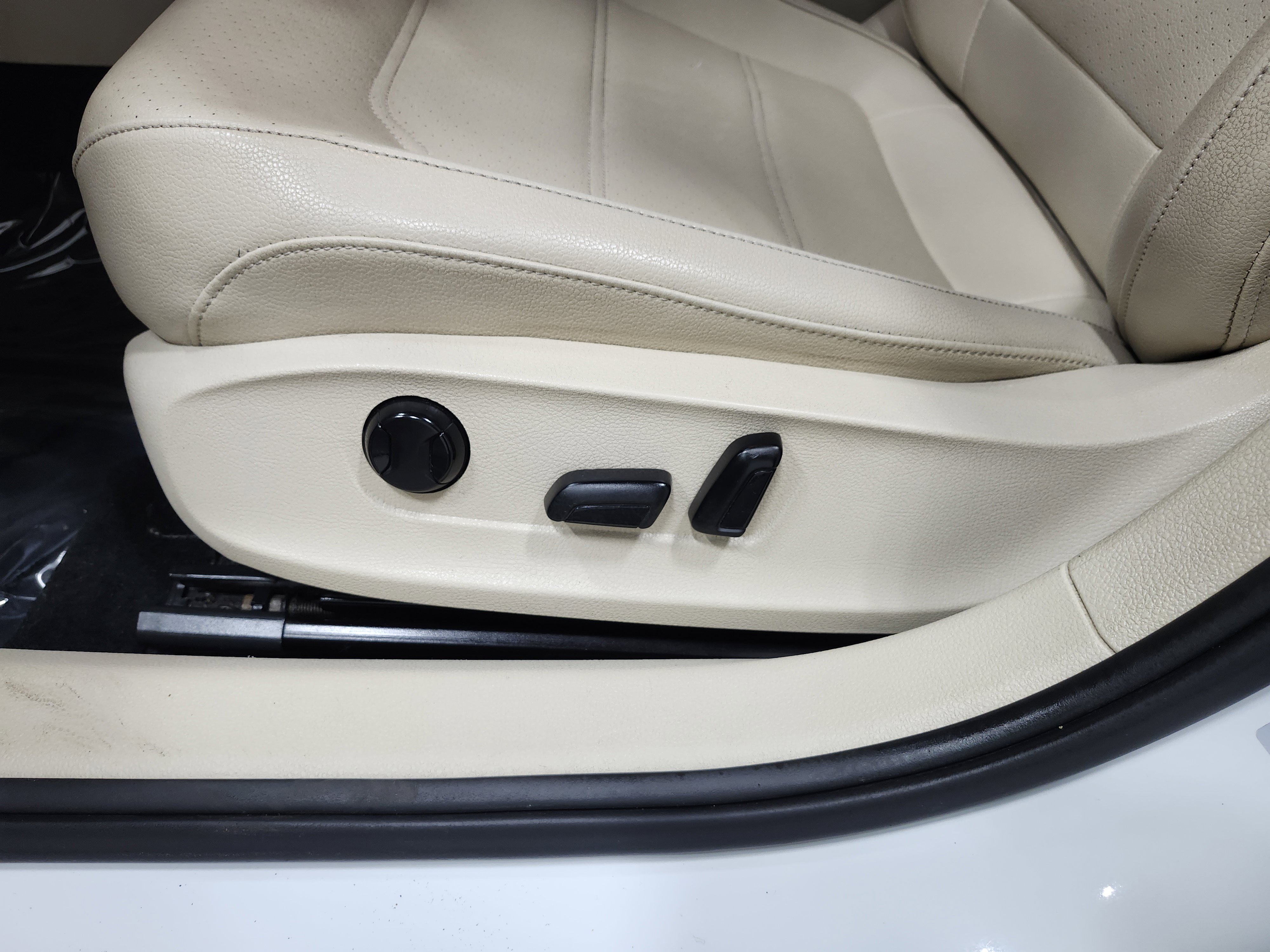 Used 2019 Volkswagen Passat 2.0T Wolfsburg w/ Wheels & Sunroof Package image 25