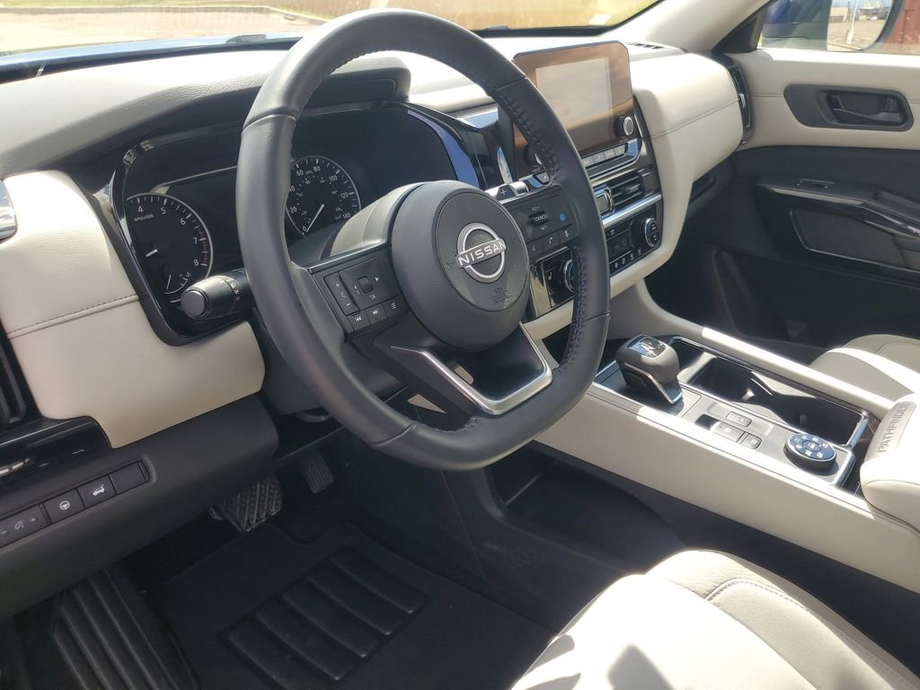 Used 2024 Nissan Pathfinder SV w/ SV Premium Package image 14