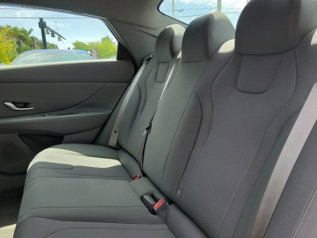 Certified 2025 Hyundai Elantra SE FWD image 9