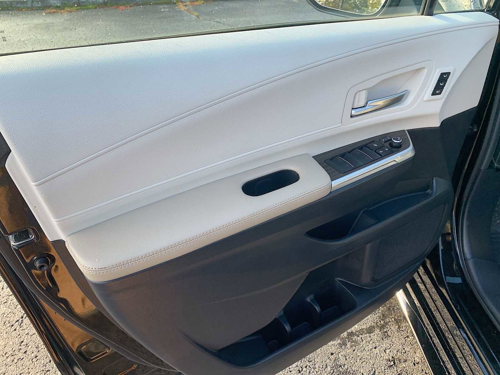 Used 2024 Toyota Sienna Limited image 23