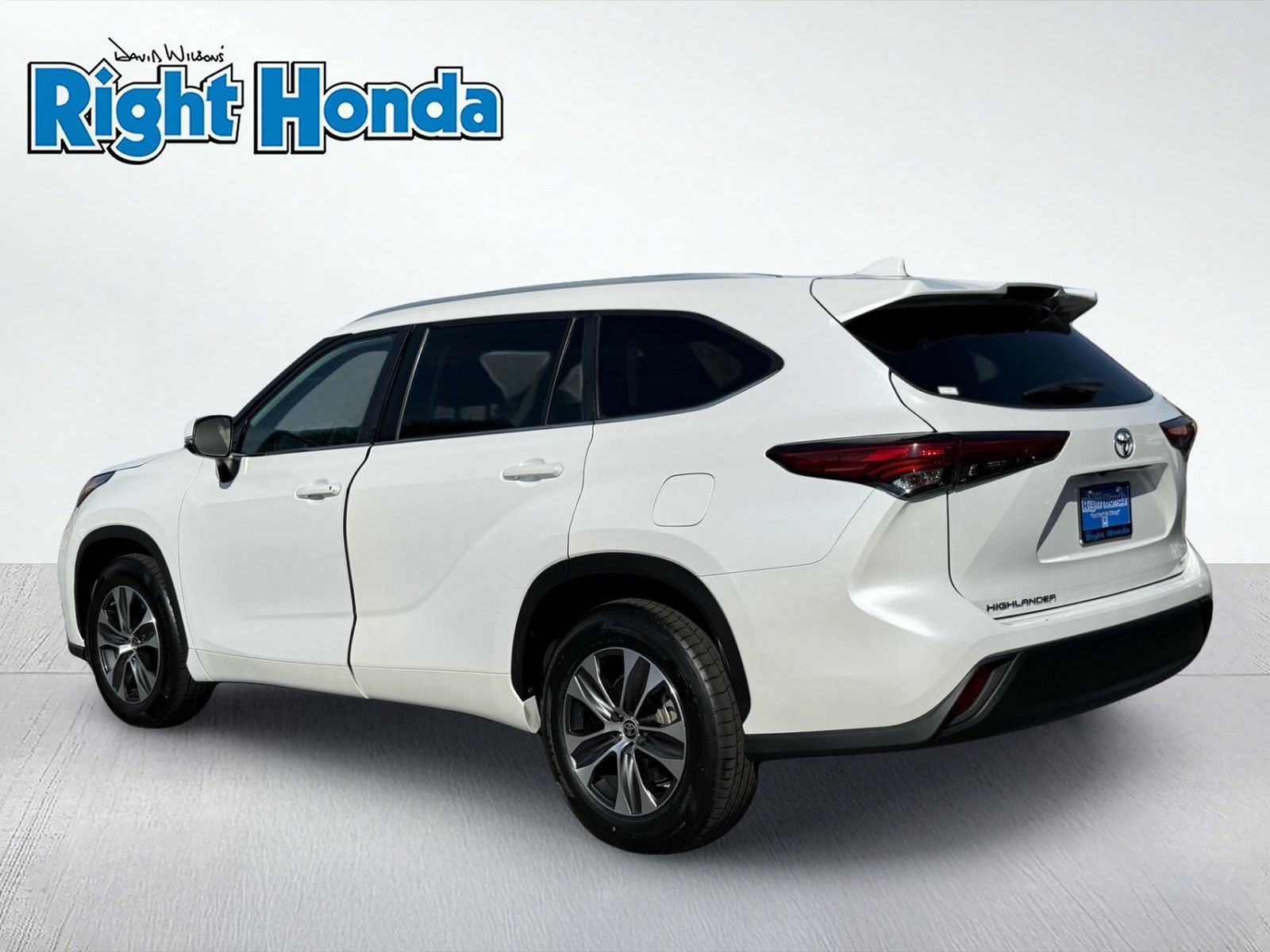 Used 2023 Toyota Highlander XLE FWD image 4