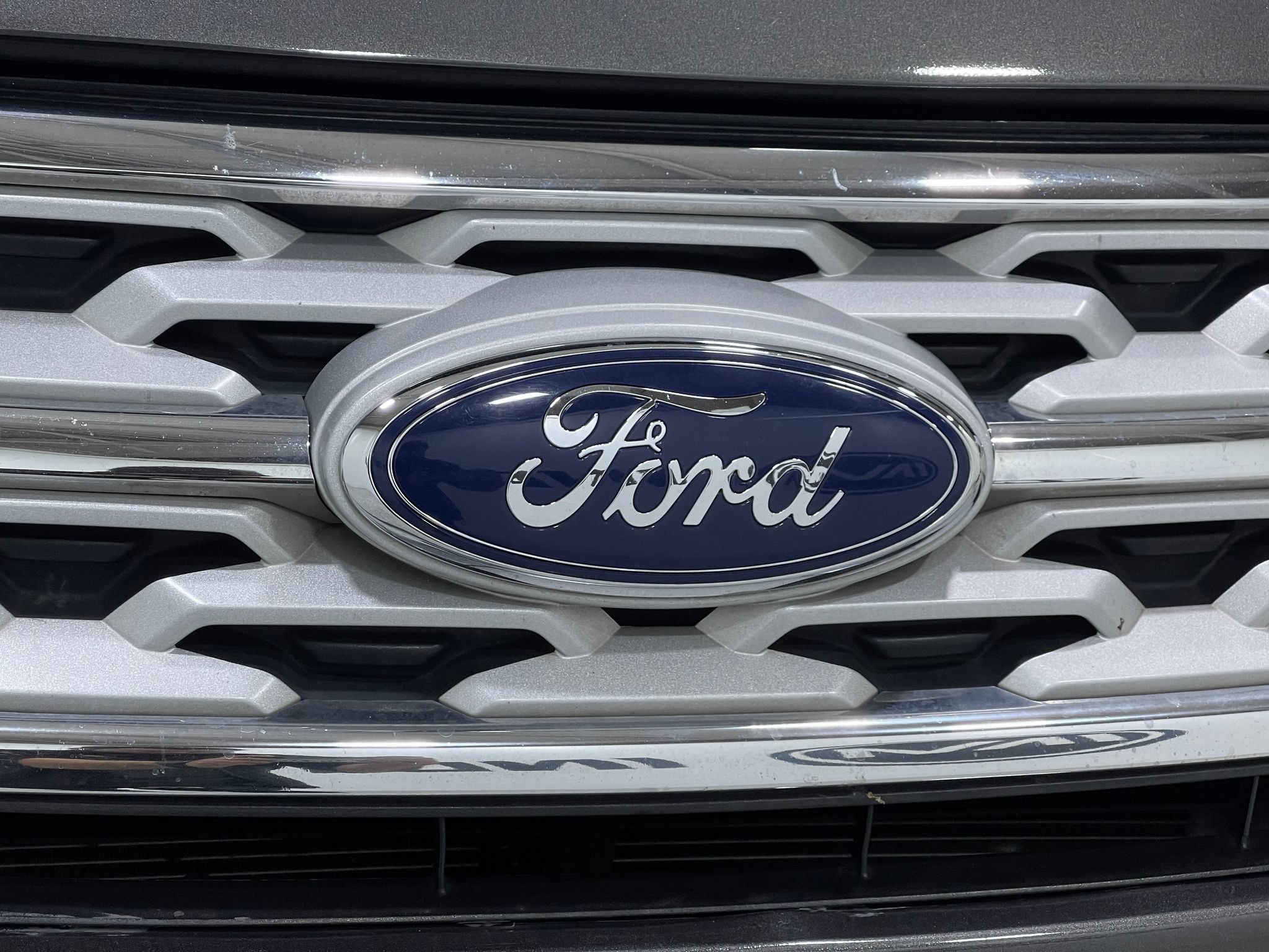 Used 2019 Ford Explorer XLT w/ Equipment Group 202A AWD/4WD image 38