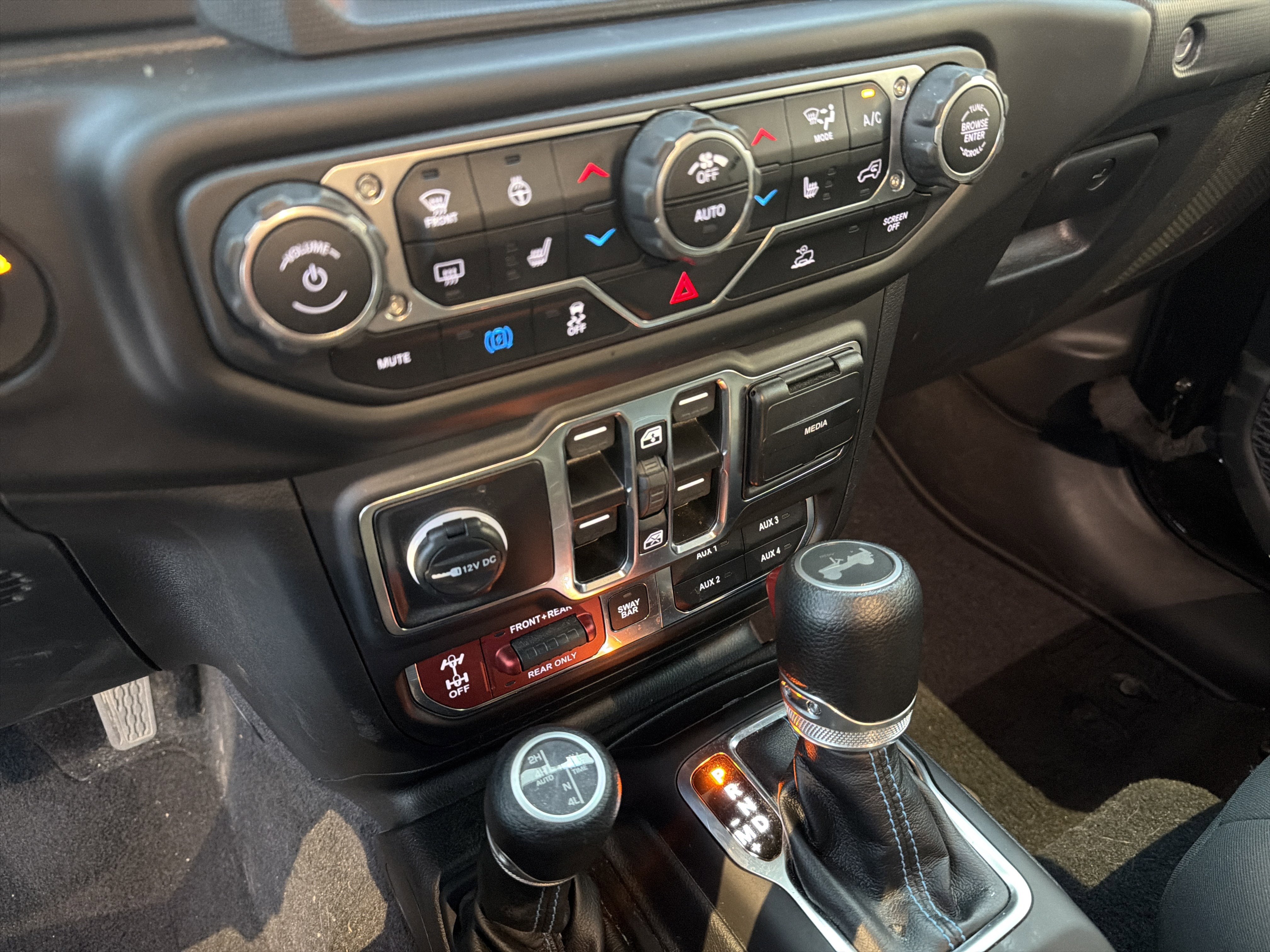 Used 2023 Jeep Wrangler Unlimited Rubicon 4xe w/ Cold Weather Group AWD/4WD image 28