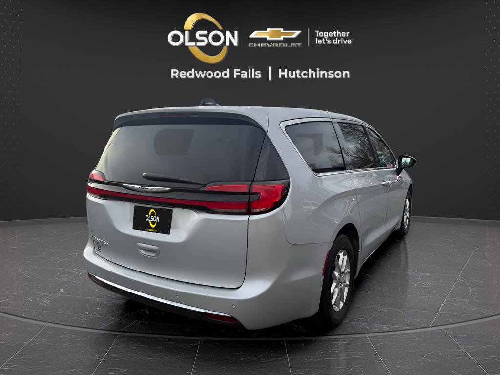 Used 2024 Chrysler Pacifica Touring-L image 5