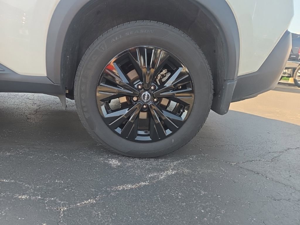 Used 2023 Nissan Rogue SV image 4