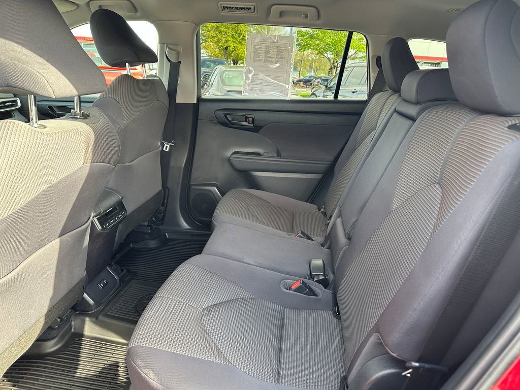 Used 2020 Toyota Highlander LE AWD/4WD image 14