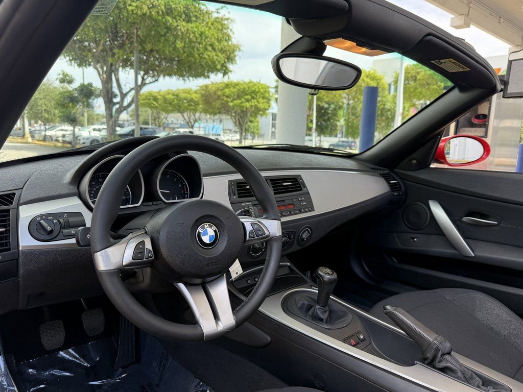 Used 2005 BMW Z4 2.5i image 10