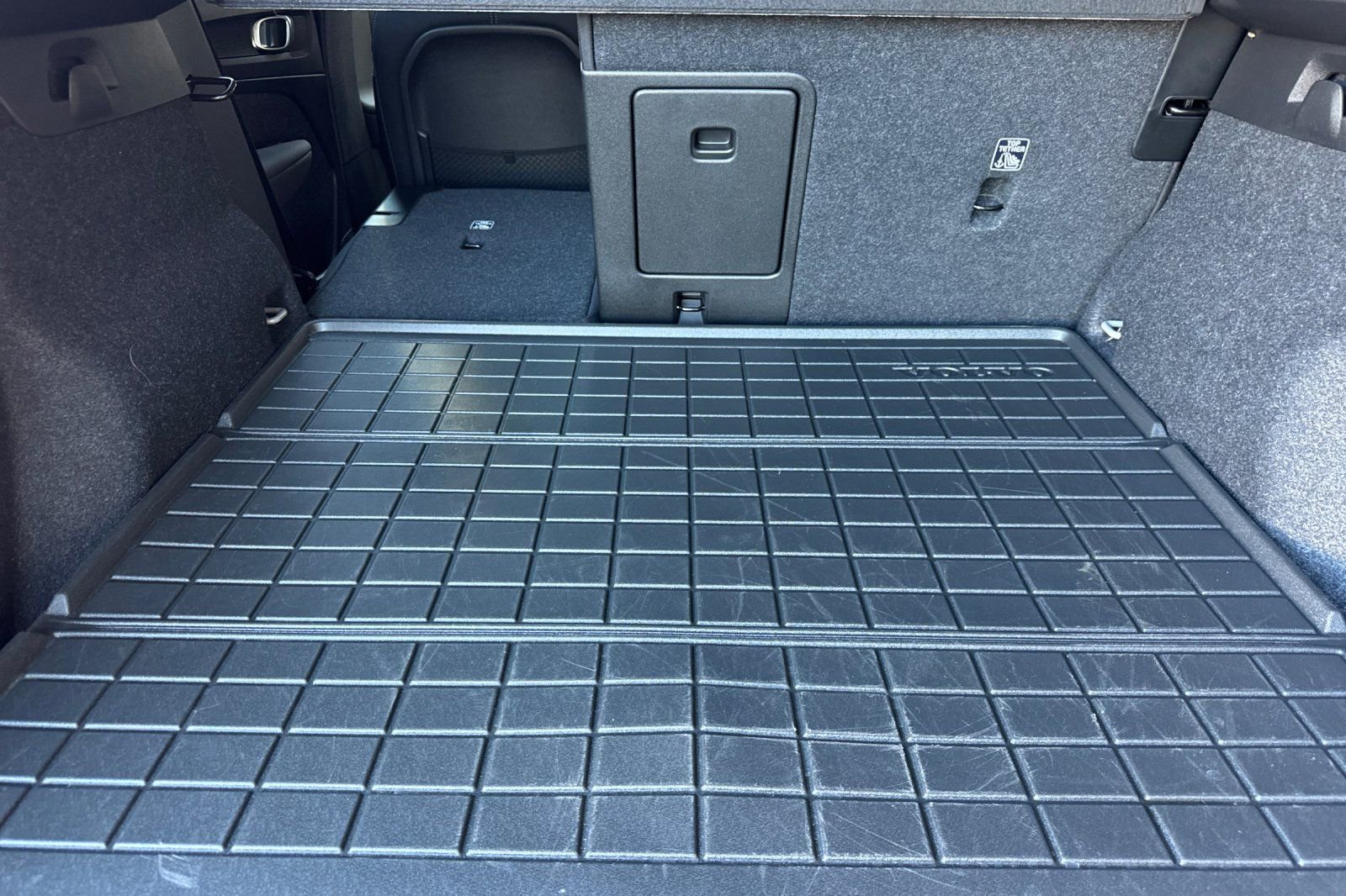 Certified 2025 Volvo EX40 Plus w/ Climate Package RWD image 18