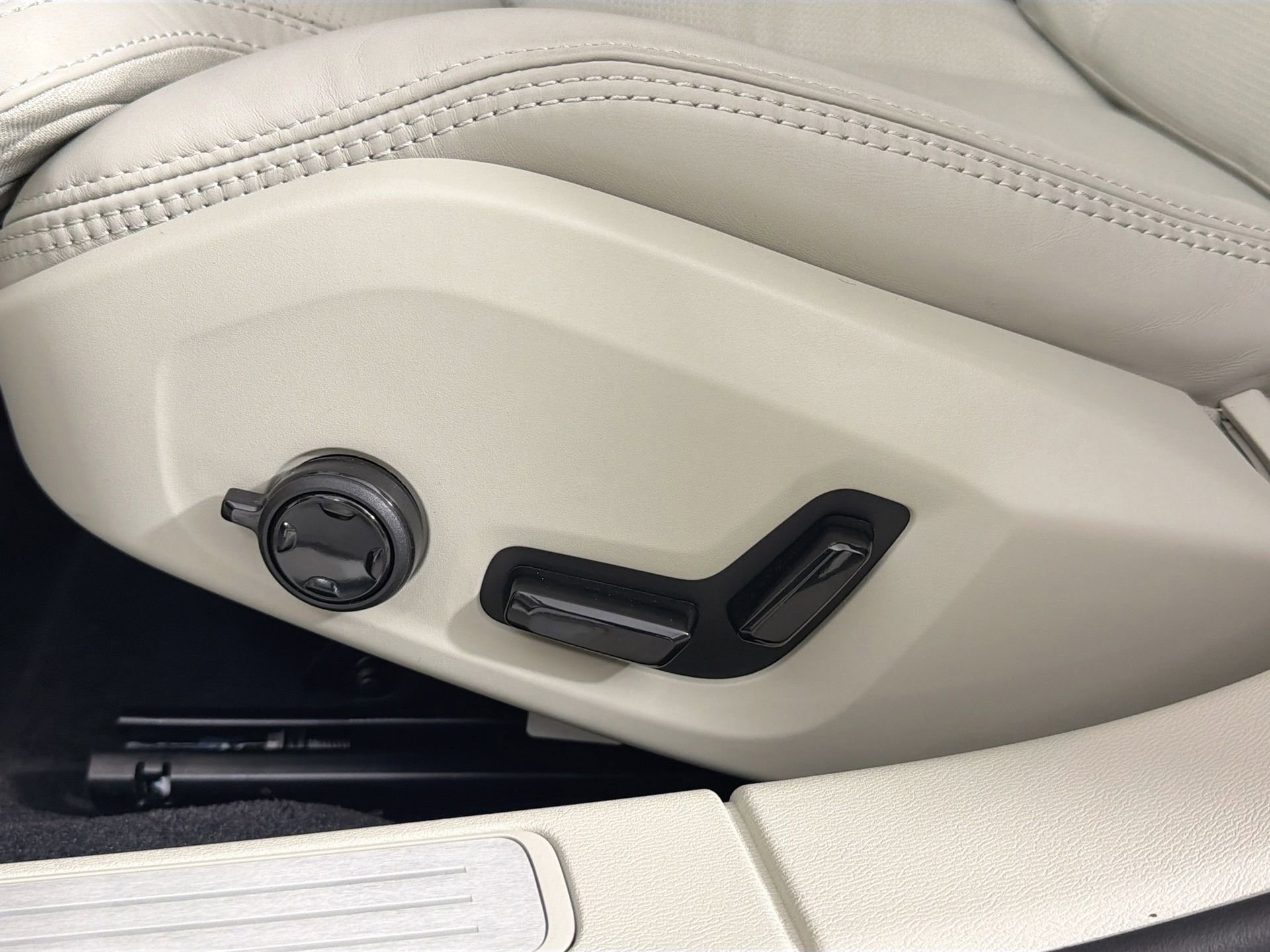 New 2026 Volvo V60 B5 Cross Country Ultra w/ Protection Package Premier image 19