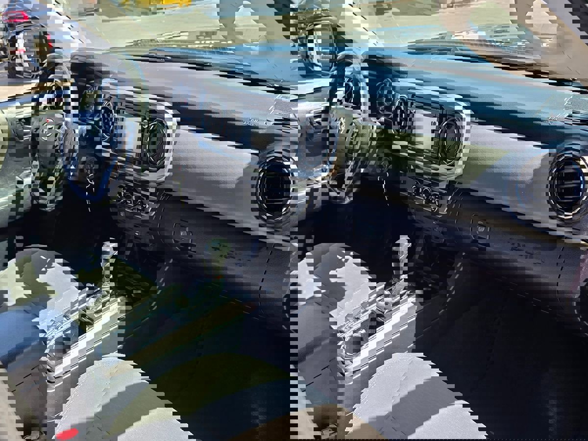 Used 2018 Toyota Tacoma SR5 image 9