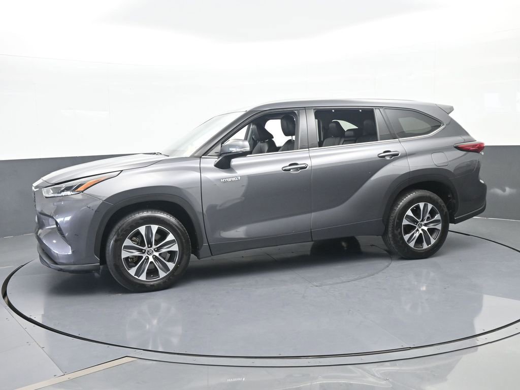 Used 2021 Toyota Highlander XLE FWD image 2