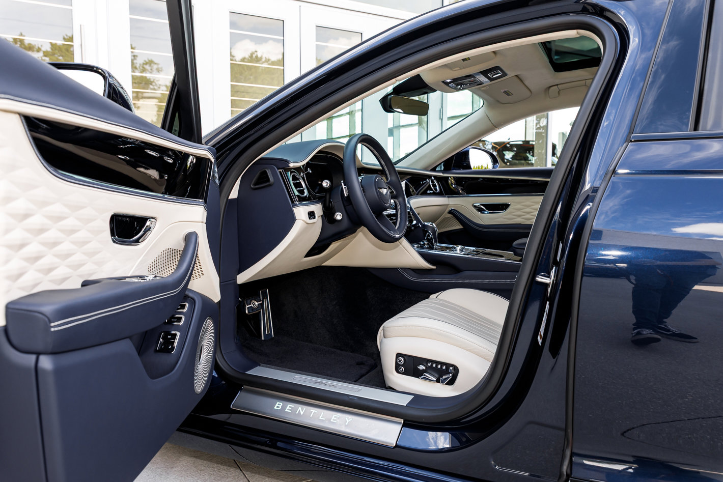 Used 2023 Bentley Flying Spur Azure AWD/4WD image 21
