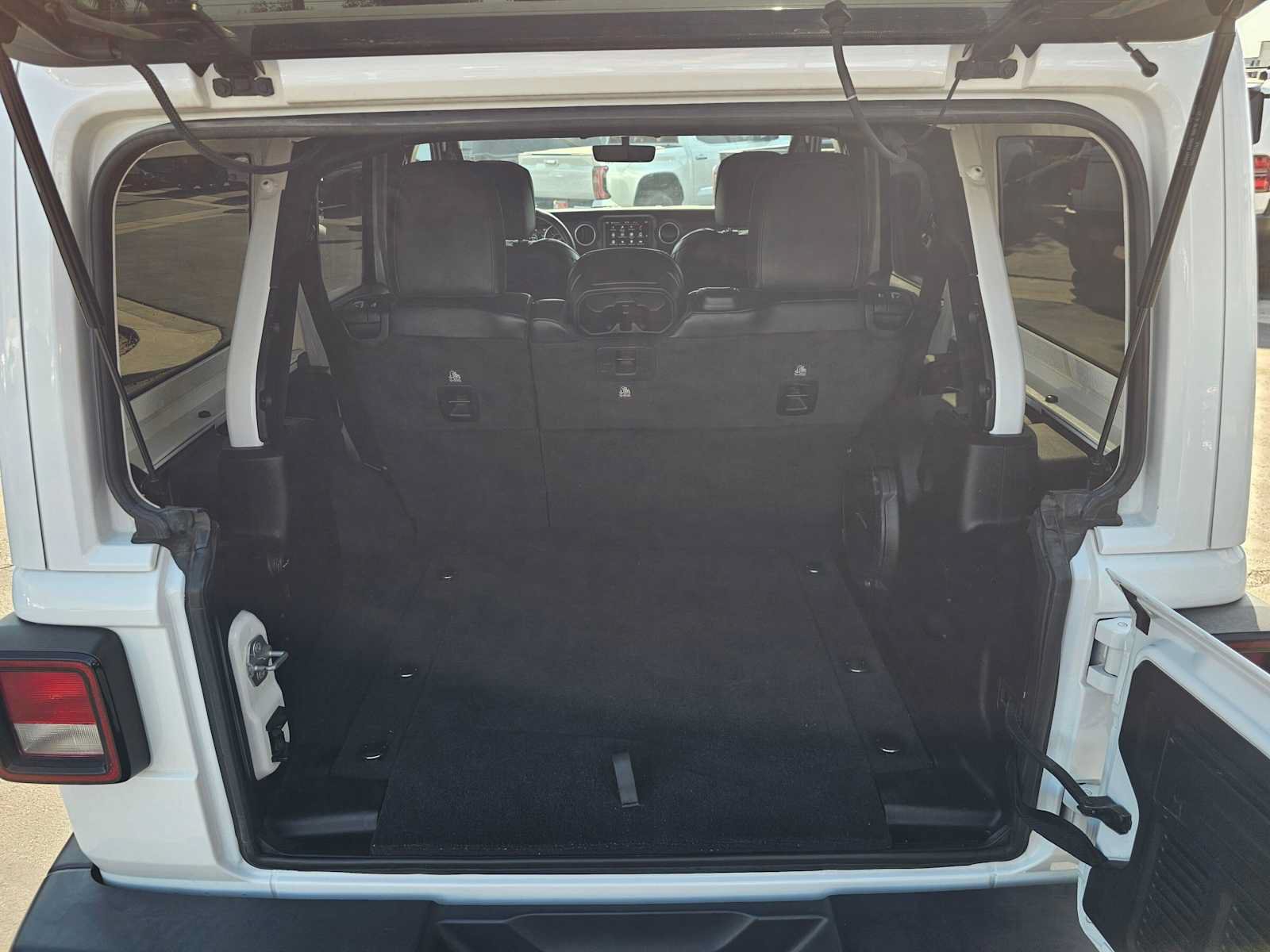 Used 2019 Jeep Wrangler Unlimited Sahara AWD/4WD image 14