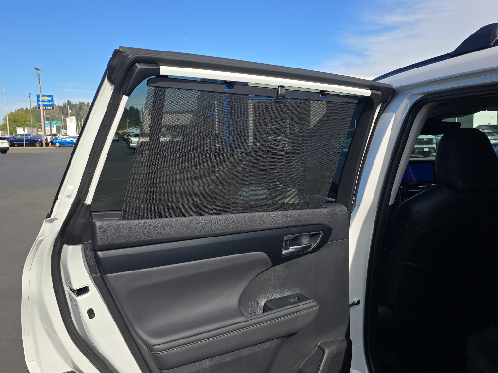 New 2025 Toyota Highlander XLE image 28