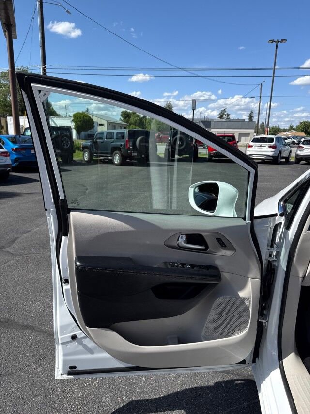 Used 2020 Chrysler Pacifica Touring-L FWD image 9