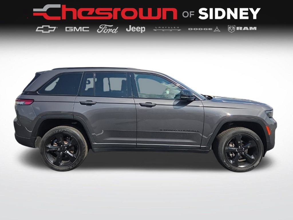 Used 2025 Jeep Grand Cherokee Altitude AWD/4WD image 4