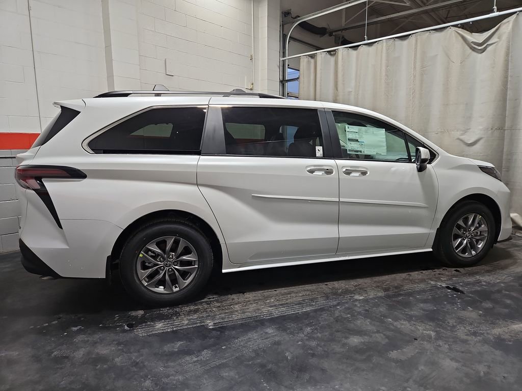 New 2026 Toyota Sienna XLE image 8