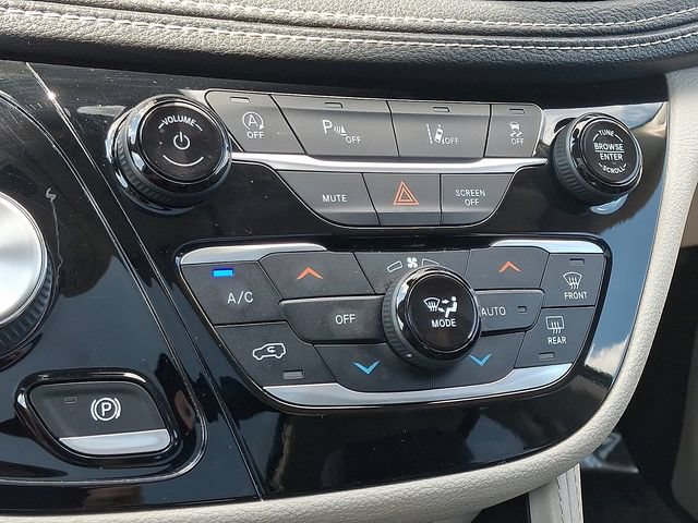 Used 2023 Chrysler Pacifica Limited FWD image 17