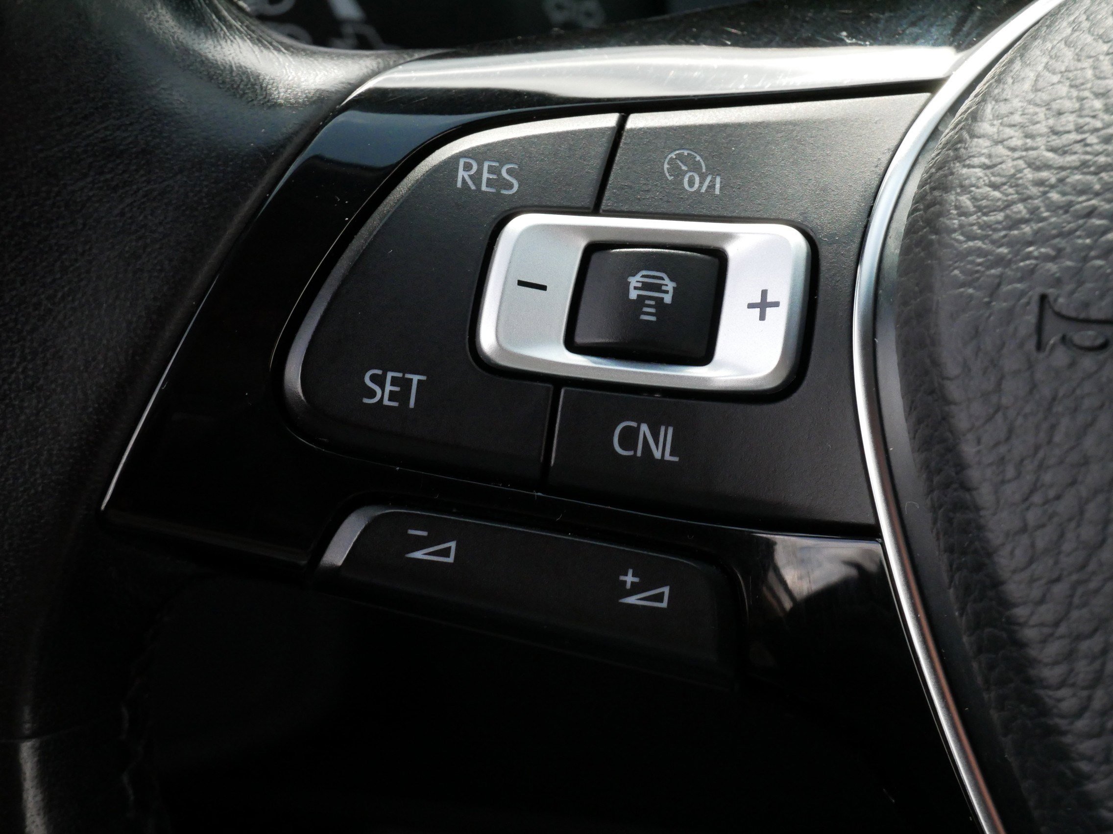 Used 2018 Volkswagen Atlas SEL FWD image 25