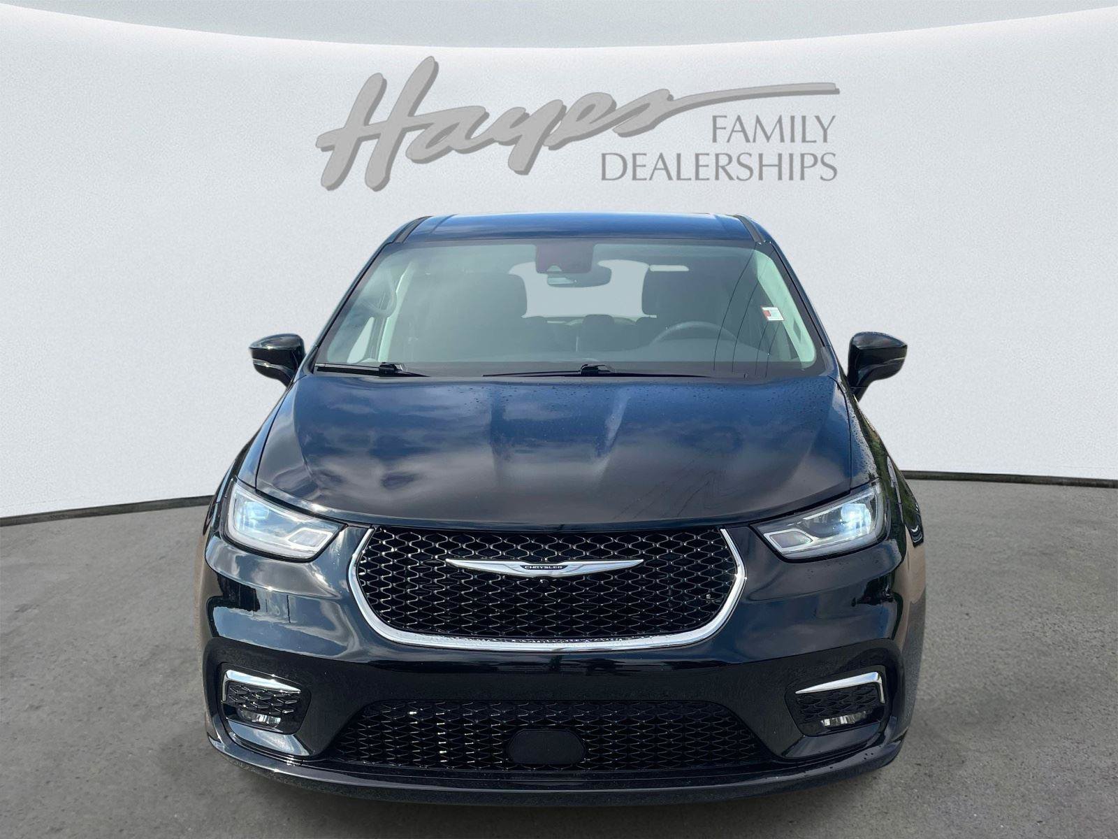 Used 2024 Chrysler Pacifica Touring-L FWD image 8
