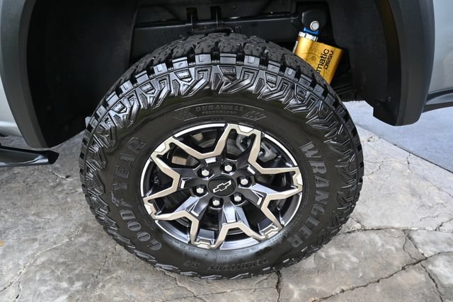 Used 2025 Chevrolet Colorado ZR2 w/ Technology Package AWD/4WD image 13