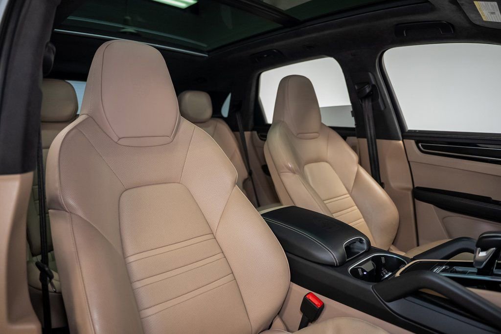 Used 2022 Porsche Cayenne GTS AWD/4WD image 33