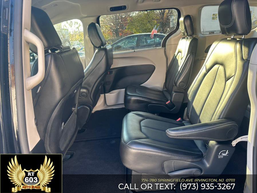 Used 2024 Chrysler Pacifica Touring-L image 24