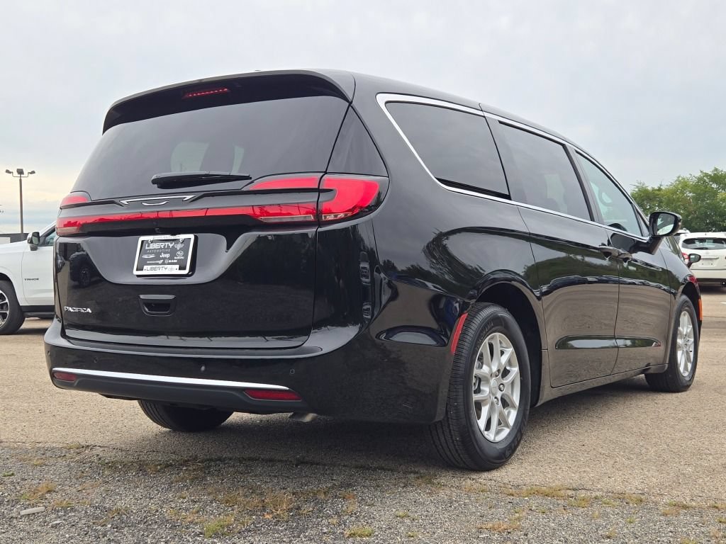 New 2027 Chrysler Pacifica Select FWD image 16