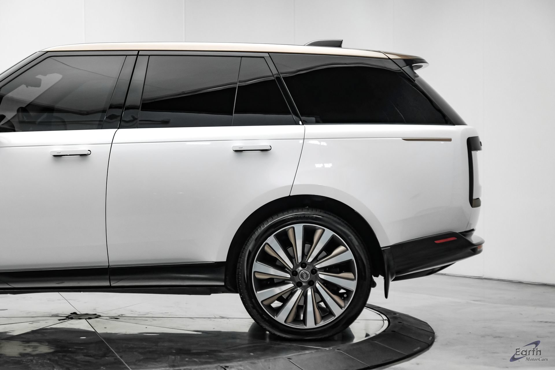 Used 2024 Land Rover Range Rover SV AWD/4WD image 9
