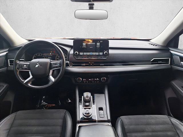 Used 2022 Mitsubishi Outlander SE image 16
