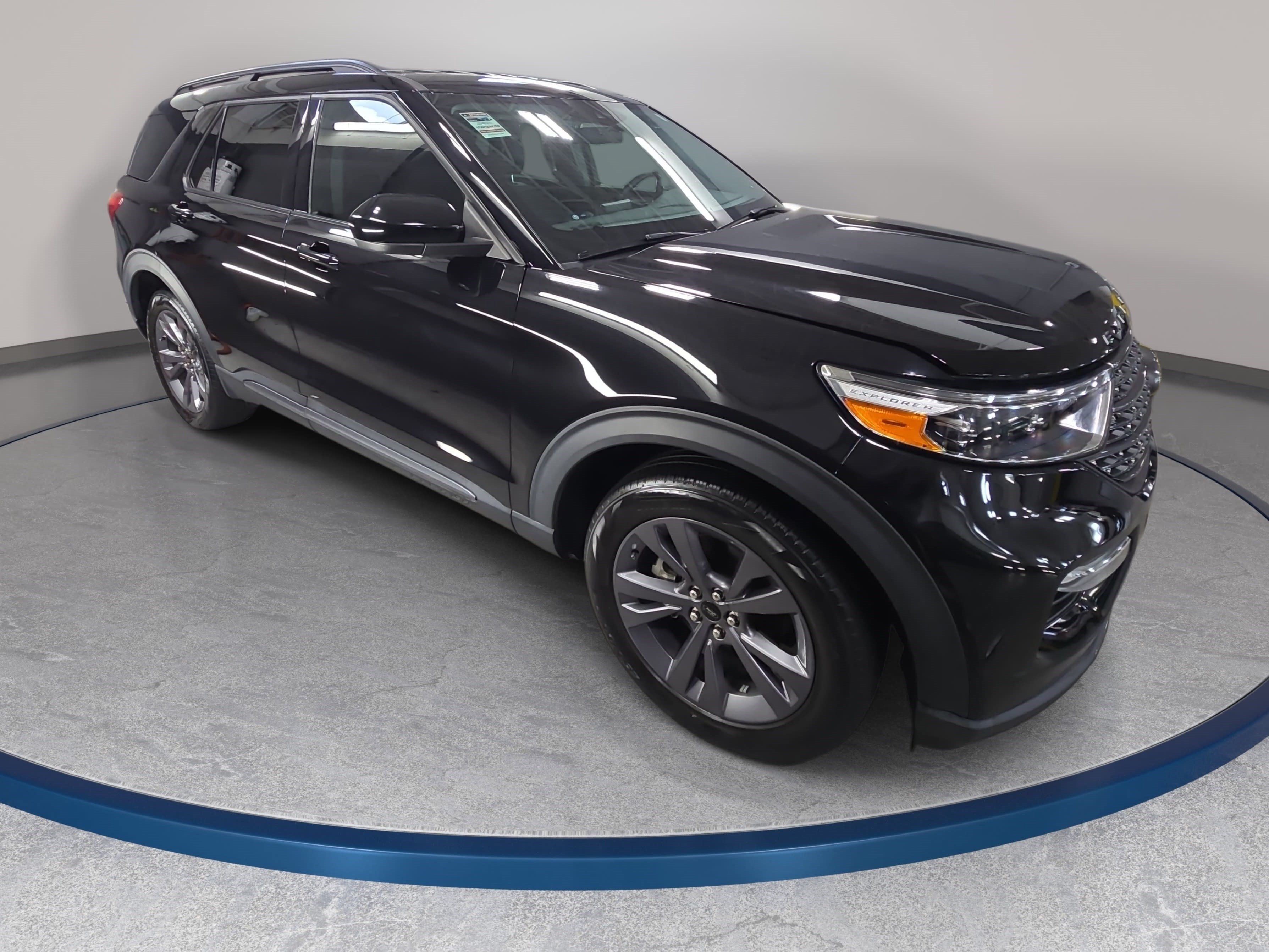 Used 2023 Ford Explorer XLT w/ Equipment Group 202A RWD image 4