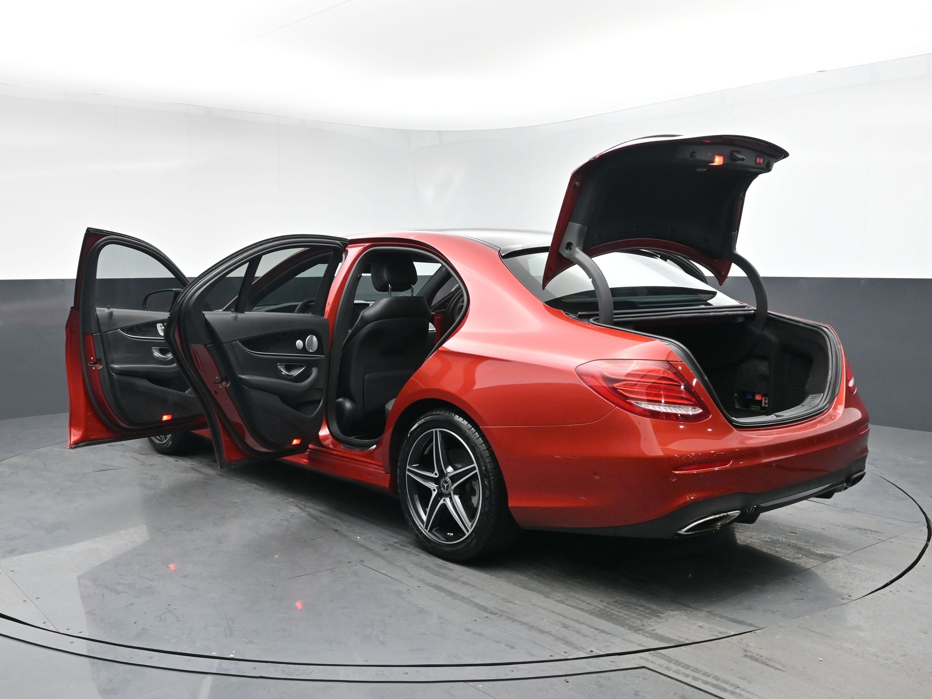 Used 2018 Mercedes-Benz E 300 4MATIC w/ Premium 2 Package image 28