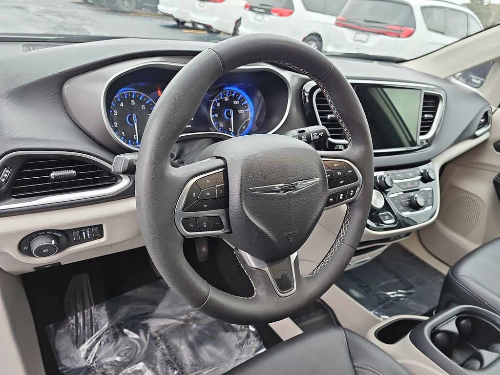 Used 2024 Chrysler Pacifica Touring-L image 17