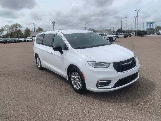Used 2025 Chrysler Pacifica Select FWD image 1