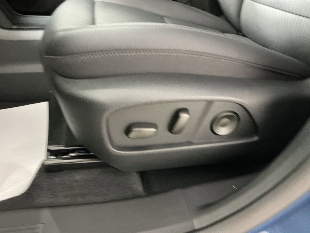 New 2026 Chevrolet Equinox LT w/ Convenience Package II AWD/4WD image 6