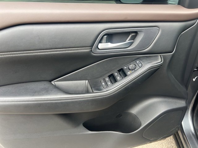 Used 2023 Nissan Rogue SV w/ SV Premium Package image 11