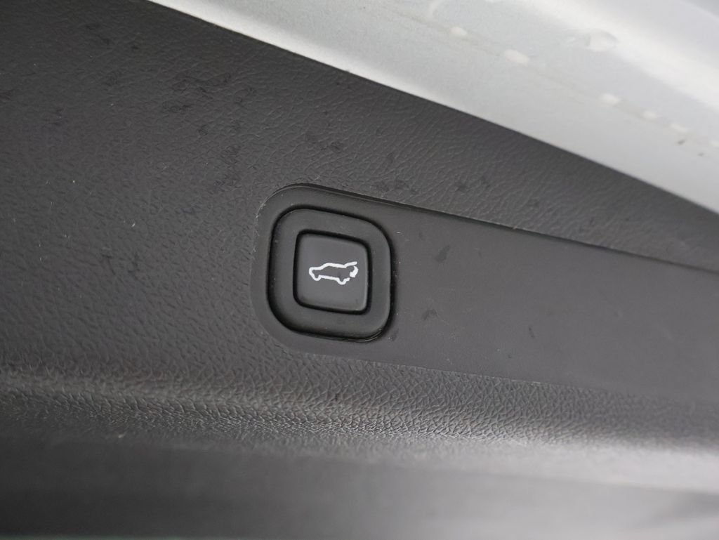 Used 2013 Chevrolet Suburban LT w/ Luxury Package AWD/4WD image 9