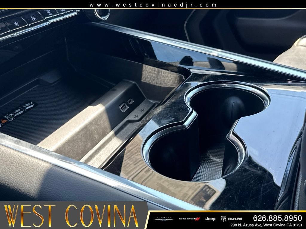 Used 2025 Chevrolet Suburban Premier AWD/4WD image 29