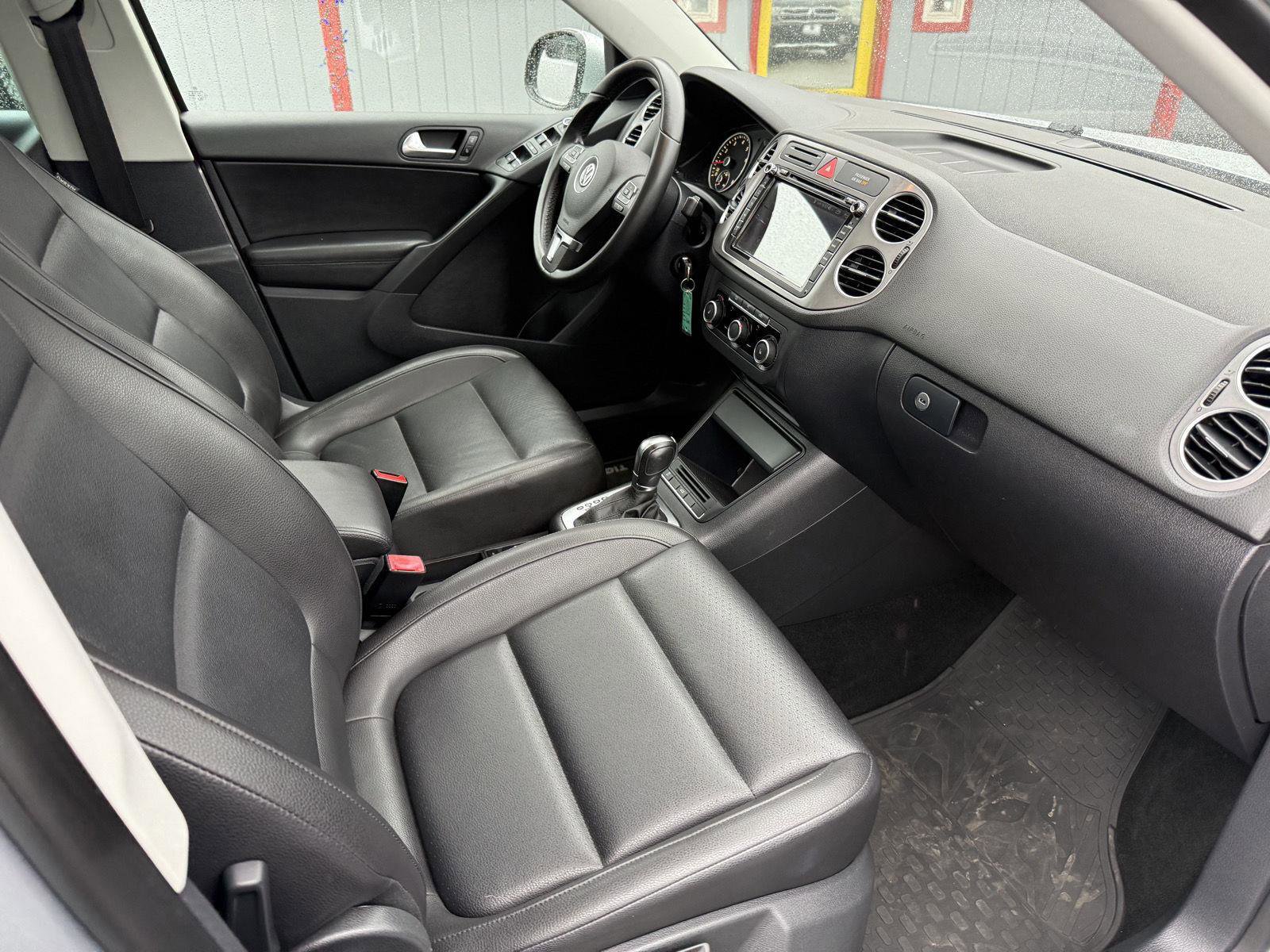 Used 2011 Volkswagen Tiguan SE image 19