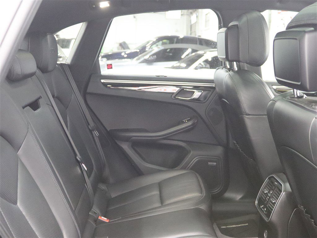 Used 2017 Porsche Macan GTS w/ Premium Package Plus AWD/4WD image 17