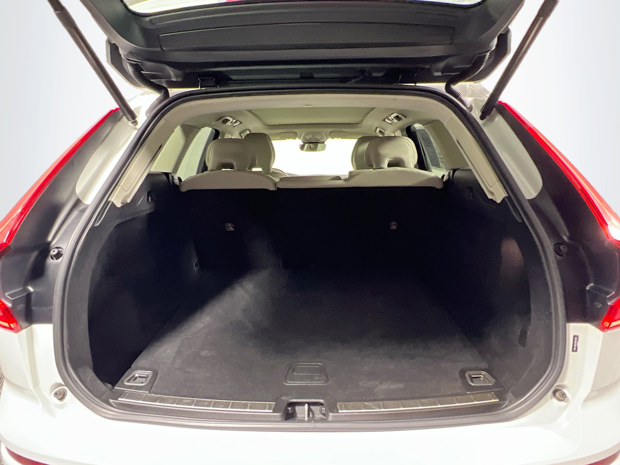 Used 2022 Volvo XC60 B5 Momentum image 34