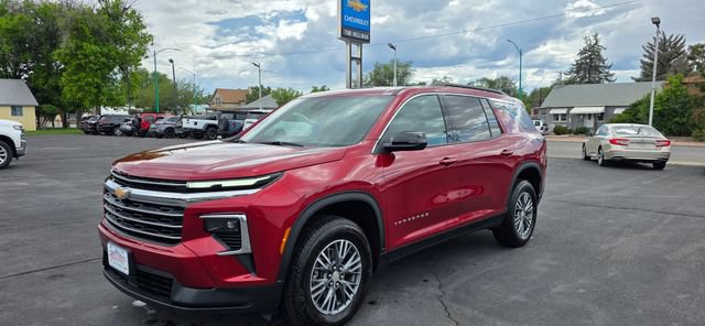 Used 2025 Chevrolet Traverse LT FWD image 2
