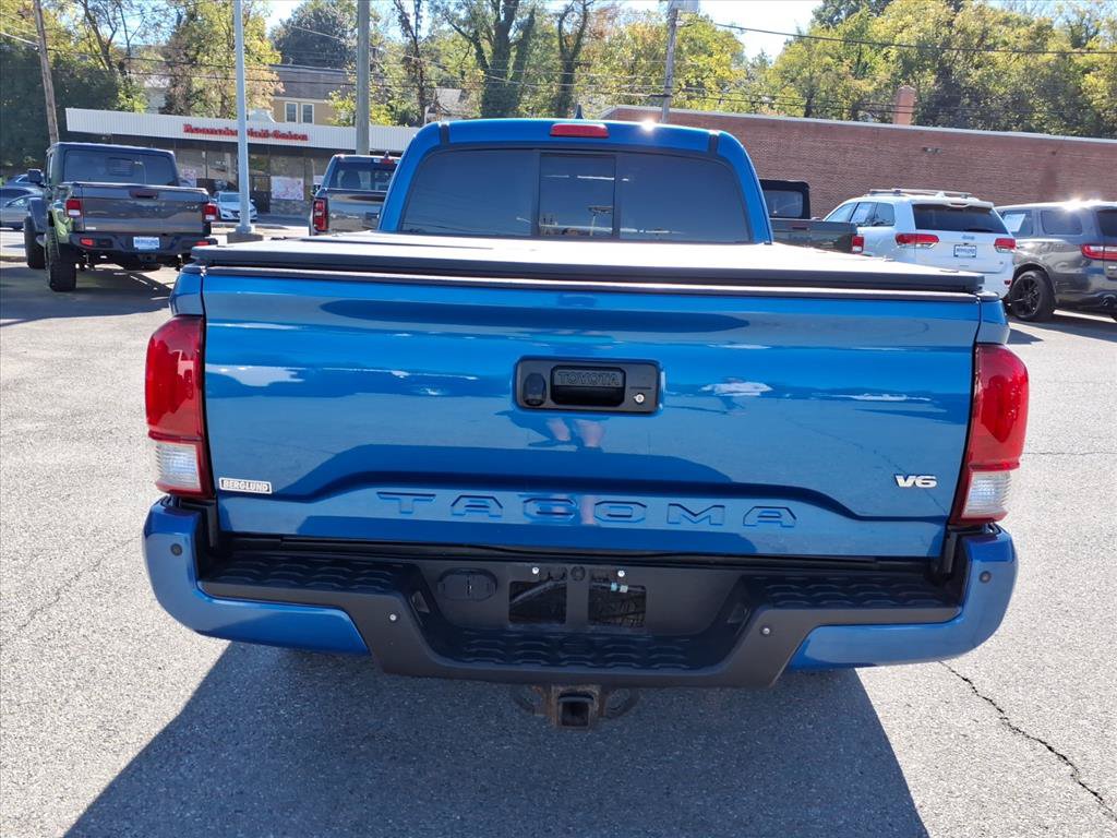 Used 2017 Toyota Tacoma TRD Sport AWD/4WD image 5