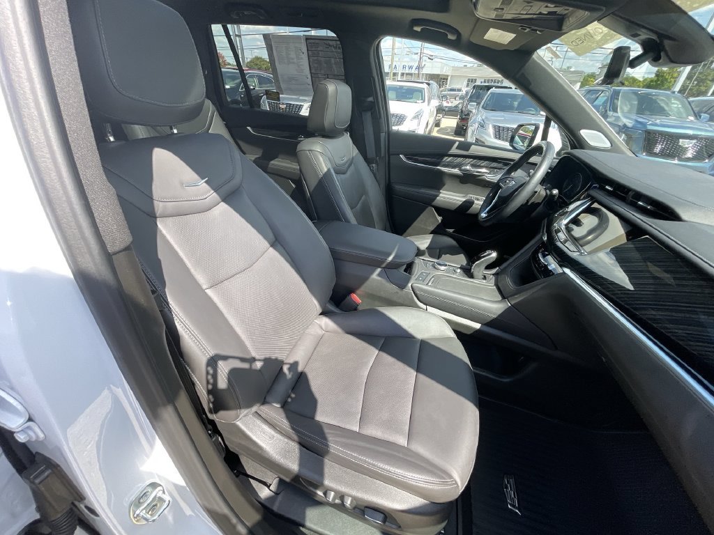 Used 2025 Cadillac XT6 Premium Luxury w/ Technology Package FWD image 28