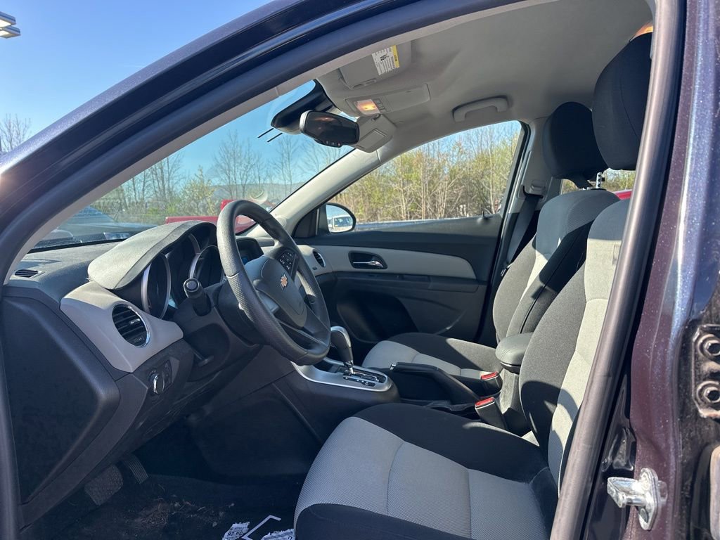 Used 2015 Chevrolet Cruze LS FWD image 8