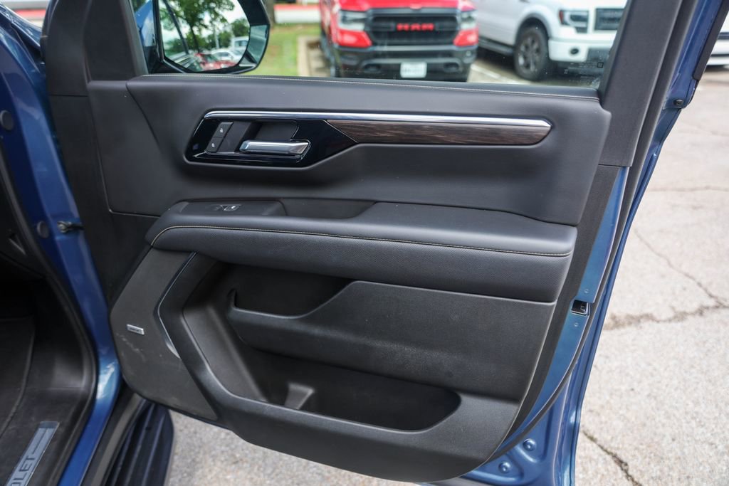 Used 2025 Chevrolet Suburban Premier w/ Sun And Tow Package AWD/4WD image 29